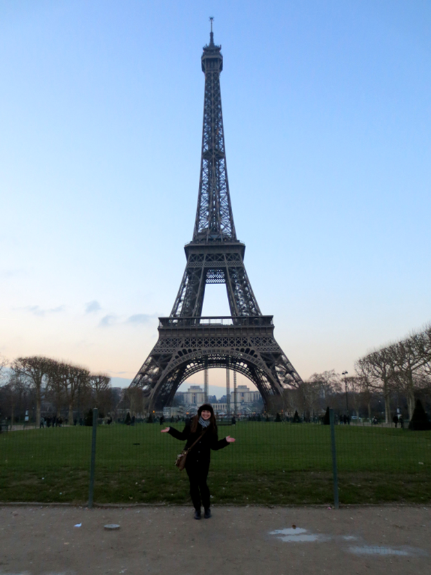 Hình ảnh của Phương Linh khi tham quan Tháp Eiffel, Pháp